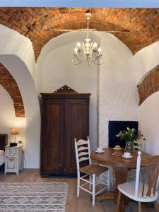 uma sala de jantar com uma mesa e um lustre em Historical Center Residence 2 em Sibiu