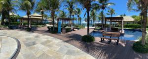 ośrodek z parkiem z palmami i placem zabaw w obiekcie Conforto e Lazer no Golf Ville Resort Alto Padrão w mieście Aquiraz