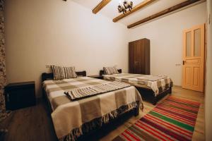 Un pat sau paturi într-o cameră la Valea Stâncii