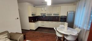 Kuchyňa alebo kuchynka v ubytovaní Apartament blisko trasy S3