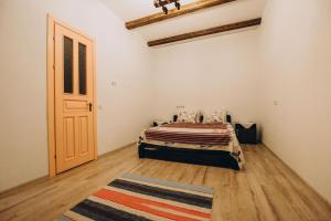 Un pat sau paturi într-o cameră la Valea Stâncii