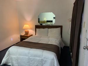 Letto o letti in una camera di Swiss Sunset Inn