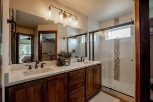 Kamar mandi di The Getaway,Hot Tub, AC, 2miles from RMNP