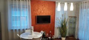 Televízia a/alebo spoločenská miestnosť v ubytovaní Apartament blisko trasy S3