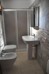 a bathroom with a toilet and a sink at Agriturismo Marconi in Porto Cesareo