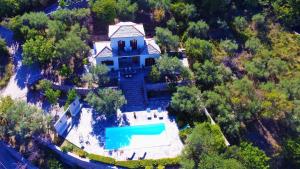 The swimming pool at or close to Danai villa