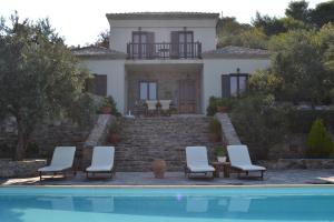 The swimming pool at or close to Danai villa