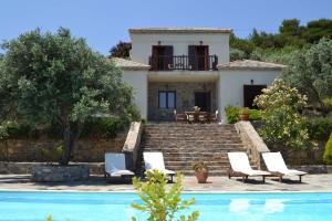 The swimming pool at or close to Danai villa