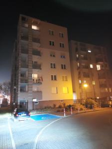 un coche aparcado delante de un edificio por la noche en Apartament blisko trasy S3, en Nowa Sól