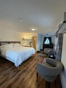 En eller flere senge i et værelse på Timber Pointe Resort