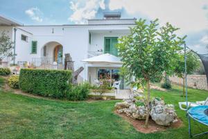 Casa blanca con jardín y árbol en Casetta degli Ulivi, en Uggiano la Chiesa