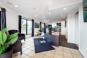 an open living room with a kitchen and dining area at CQ Motel Gladstone in Gladstone