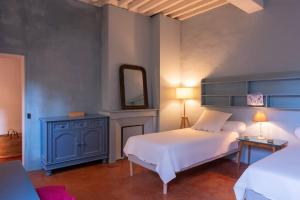 une chambre avec un lit blanc et un miroir dans l'établissement Private Mansion, completely renovated with swimming pool, in historical center, à Arles