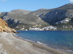 a view of a beach with houses and mountains at Amorgi Studios in Aegiali