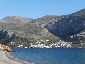 a view of a beach with houses and mountains at Amorgi Studios in Aegiali