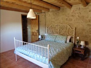 Tempat tidur dalam kamar di Casa La Rabosa Maella Aragon