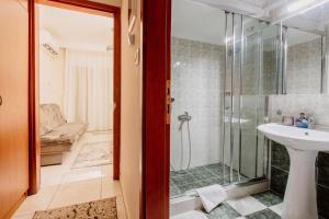 uma casa de banho com um chuveiro e um lavatório. em Your House em Komotini