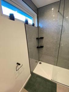 ein Bad mit einer Dusche und einer Glastür in der Unterkunft Chester's Retreat in Belton