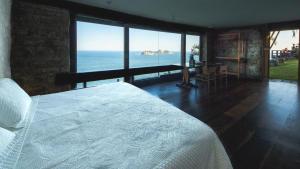 Кровать или кровати в номере CLIFFSIDE - Boutique Hotel & Spa