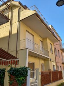 聖貝內代托德爾特龍托的住宿－Appartamento Felicia，旁边带阳台的建筑