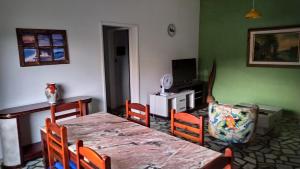 Televisyen dan/atau pusat hiburan di Casa no centro de Arraial do Cabo