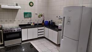 Dapur atau dapur kecil di Casa no centro de Arraial do Cabo