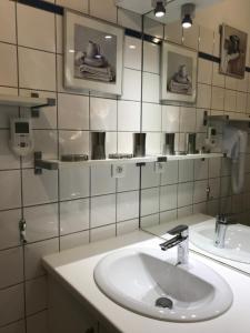 Bathroom sa T2 +alcove, récent 4/5 pers. Parking. Balcon. Wifi