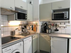 Kitchen o kitchenette sa T2 +alcove, récent 4/5 pers. Parking. Balcon. Wifi