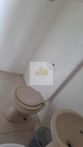 a bathroom with a toilet and a sink at Casa Residencial Duque de Caxias in Arroio do Sal
