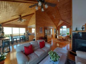 Χώρος καθιστικού στο Sunrise vacation cottage