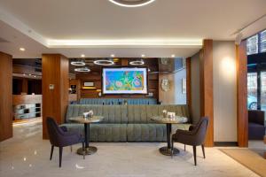 een hotellobby met 2 tafels en een bank bij Buem Hotel Koşuyolu in Istanbul