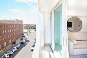 Uma área de estar em Miss Baker's Boutique Accommodation Bondi
