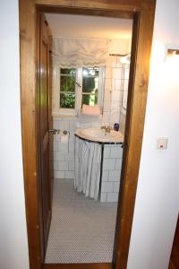 ein Badezimmer mit einem Waschbecken und einer Badewanne in der Unterkunft Zum alten Häusla in Bamberg