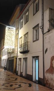 un edificio con un dipinto sul lato di esso di notte di Casa Central a Ponta Delgada