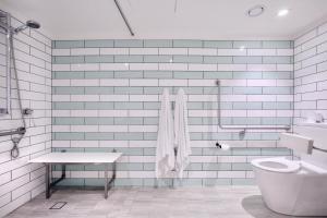 Um banheiro em Miss Baker's Boutique Accommodation Bondi