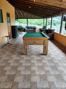 a pool table in the middle of a living room at Chácara Terra Boa in Extrema