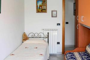 Un dormitorio con una cama con un osito de peluche encima. en Apartment in Cilento near Sandy Beach, en Castellammare di Velia