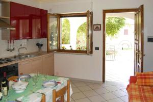 Una cocina con una mesa y un fregadero y una ventana. en Apartment in Cilento near Sandy Beach, en Castellammare di Velia
