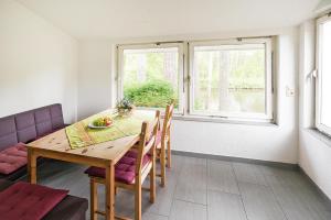 a dining room with a table and chairs and a window at Ferienhaus Eldeblick direkt am Eldeufer in Parchim in Parchim