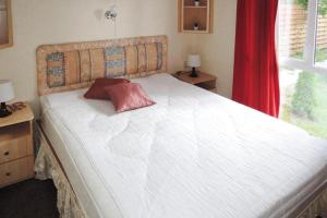 Ένα ή περισσότερα κρεβάτια σε δωμάτιο στο Mobile home in Kolczewo with a terrace