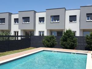 Photo de la galerie de l'établissement Apartments Lug 2, new and comfortable with pool, à Privlaka