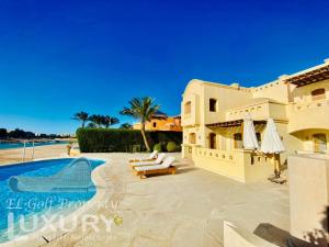 une villa avec une piscine et une maison dans l'établissement Private Villa Y51 - 3 BedRooms at El-Gouna, à Hurghada