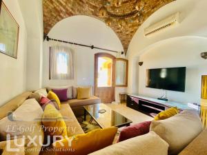 sala de estar con sofás y TV de pantalla plana. en Private Villa Y51 - 3 BedRooms at El-Gouna en Hurghada