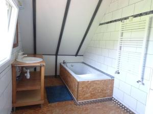 ein Badezimmer mit Badewanne und Waschbecken in der Unterkunft Country House near Mont St Michel in Saint-Osvin + 24 Fotos