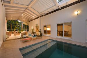 Pavilions in the Palms Heated Pool Short Path To Beach Five Bedrooms Sleeps 14游泳池或附近泳池