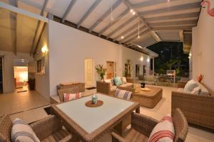 Pavilions in the Palms Heated Pool Short Path To Beach Five Bedrooms Sleeps 14休息區