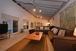 Pavilions in the Palms Heated Pool Short Path To Beach Five Bedrooms Sleeps 14電視和／或娛樂中心