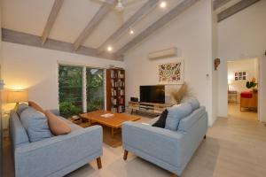 Pavilions in the Palms Heated Pool Short Path To Beach Five Bedrooms Sleeps 14休息區