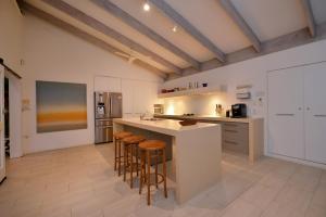 Pavilions in the Palms Heated Pool Short Path To Beach Five Bedrooms Sleeps 14廚房或簡易廚房