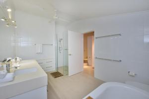 Pavilions in the Palms Heated Pool Short Path To Beach Five Bedrooms Sleeps 14衛浴